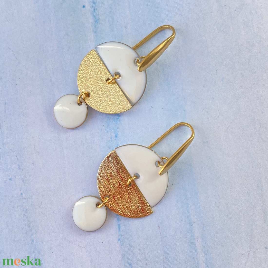  Geometrikus   fehér/arany fülbevaló nemesacél akasztóval  - ékszer - fülbevaló - lógó fülbevaló - Meska.hu