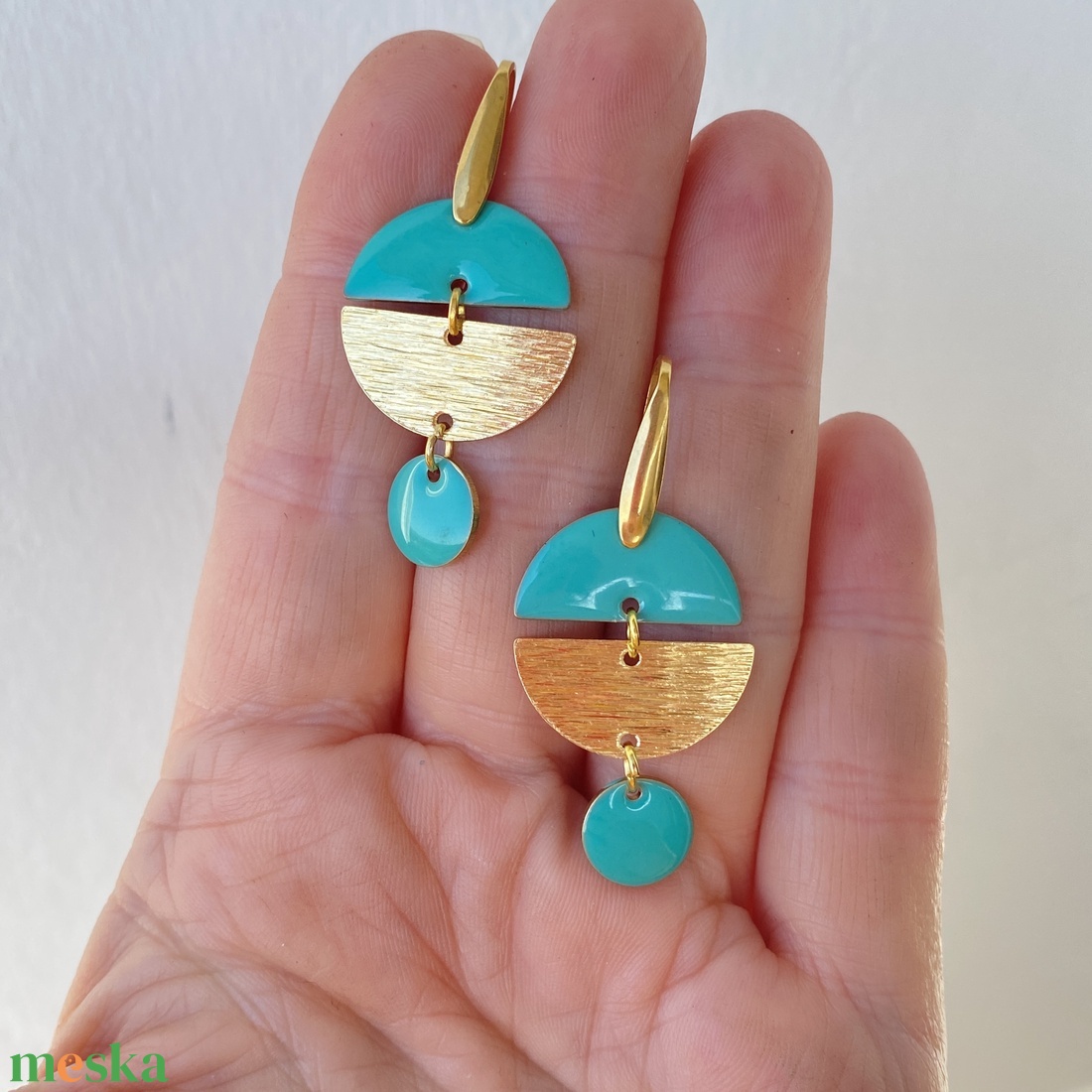  Geometrikus   türkiz/arany fülbevaló nemesacél akasztóval  - ékszer - fülbevaló - lógó fülbevaló - Meska.hu