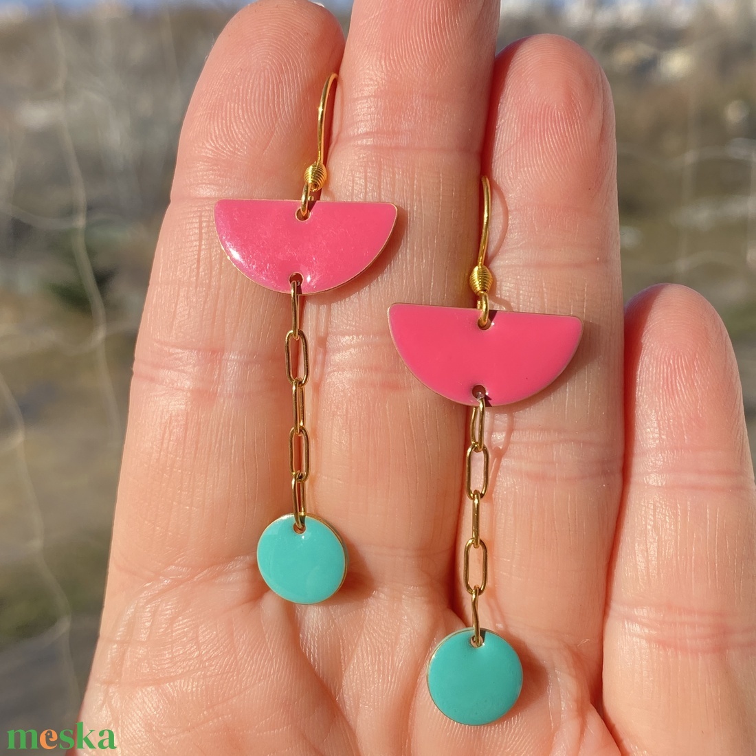  Geometrikus   pink és türkiz fülbevaló arany színű szerelékkel - ékszer - fülbevaló - lógó fülbevaló - Meska.hu