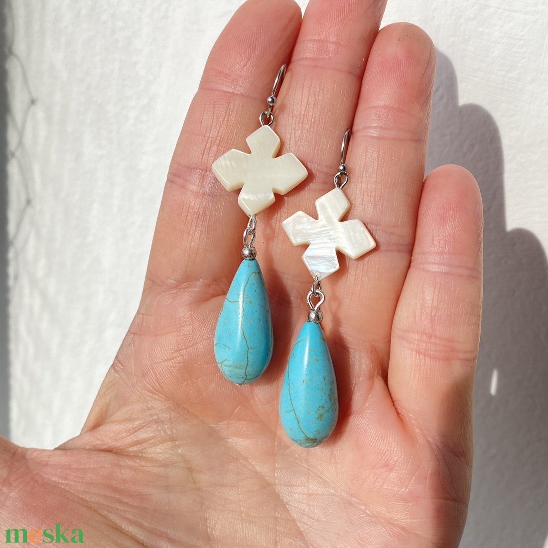 Treff - fehér gyöngyház  és türkinit fülbevaló - ékszer - fülbevaló - lógó fülbevaló - Meska.hu