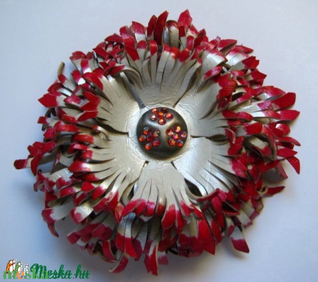 Fehér és piros virág bőr bross és hajdísz - ékszer - kitűző és bross - Meska.hu