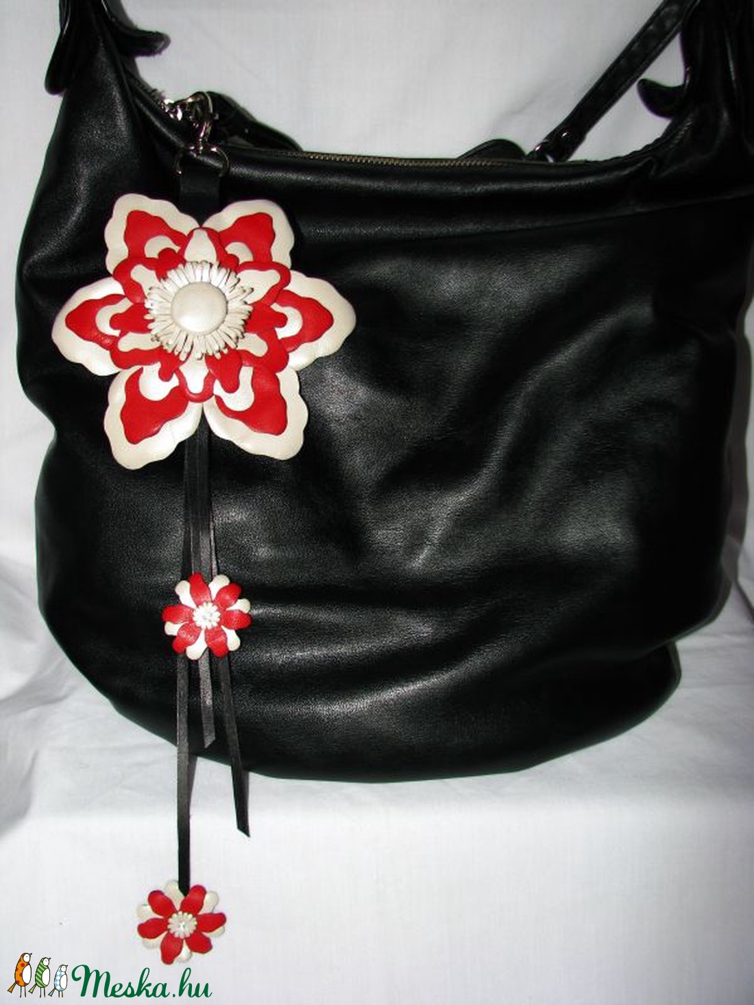 Piros és metál fehér virág bőr táskadísz, fityegő - táska & tok - kulcstartó & táskadísz - táskadísz - Meska.hu