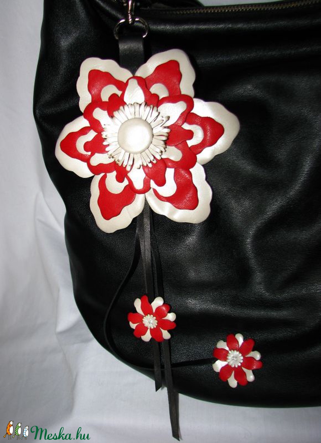 Piros és metál fehér virág bőr táskadísz, fityegő - táska & tok - kulcstartó & táskadísz - táskadísz - Meska.hu
