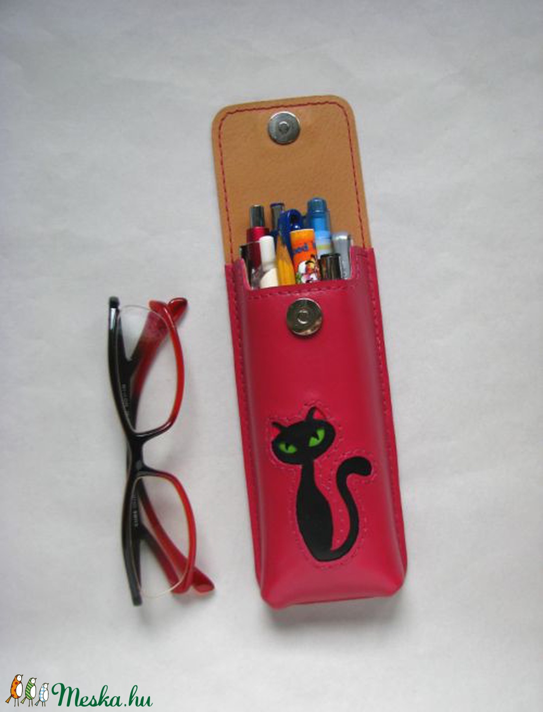 Mályva fekete cica mintás bőr tolltartó, szemüvegtok -  - Meska.hu