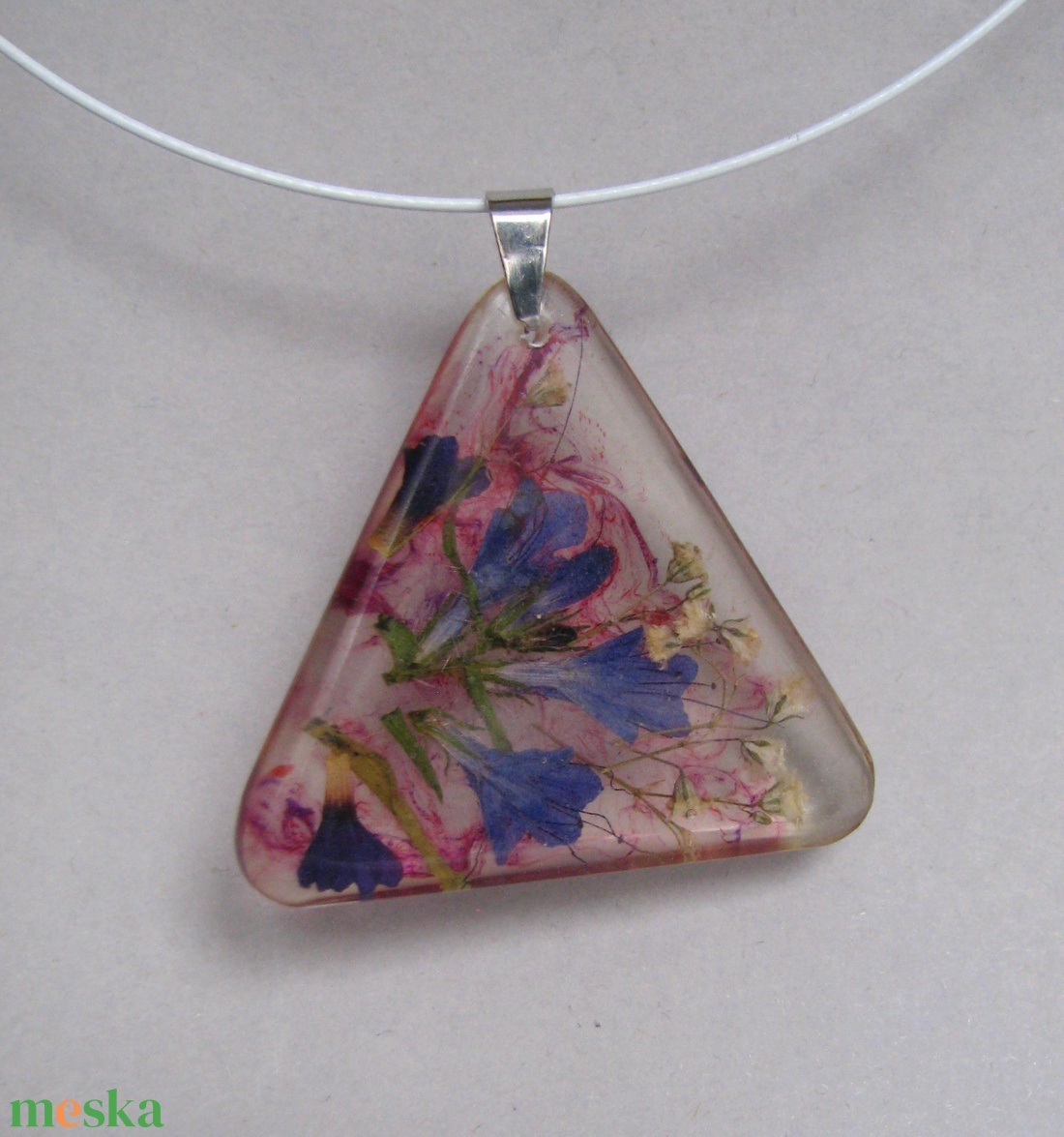 Fehér rezgő, levendulás virágos gyanta nyaklánc ékszer - ékszer - nyaklánc - medálos nyaklánc - Meska.hu