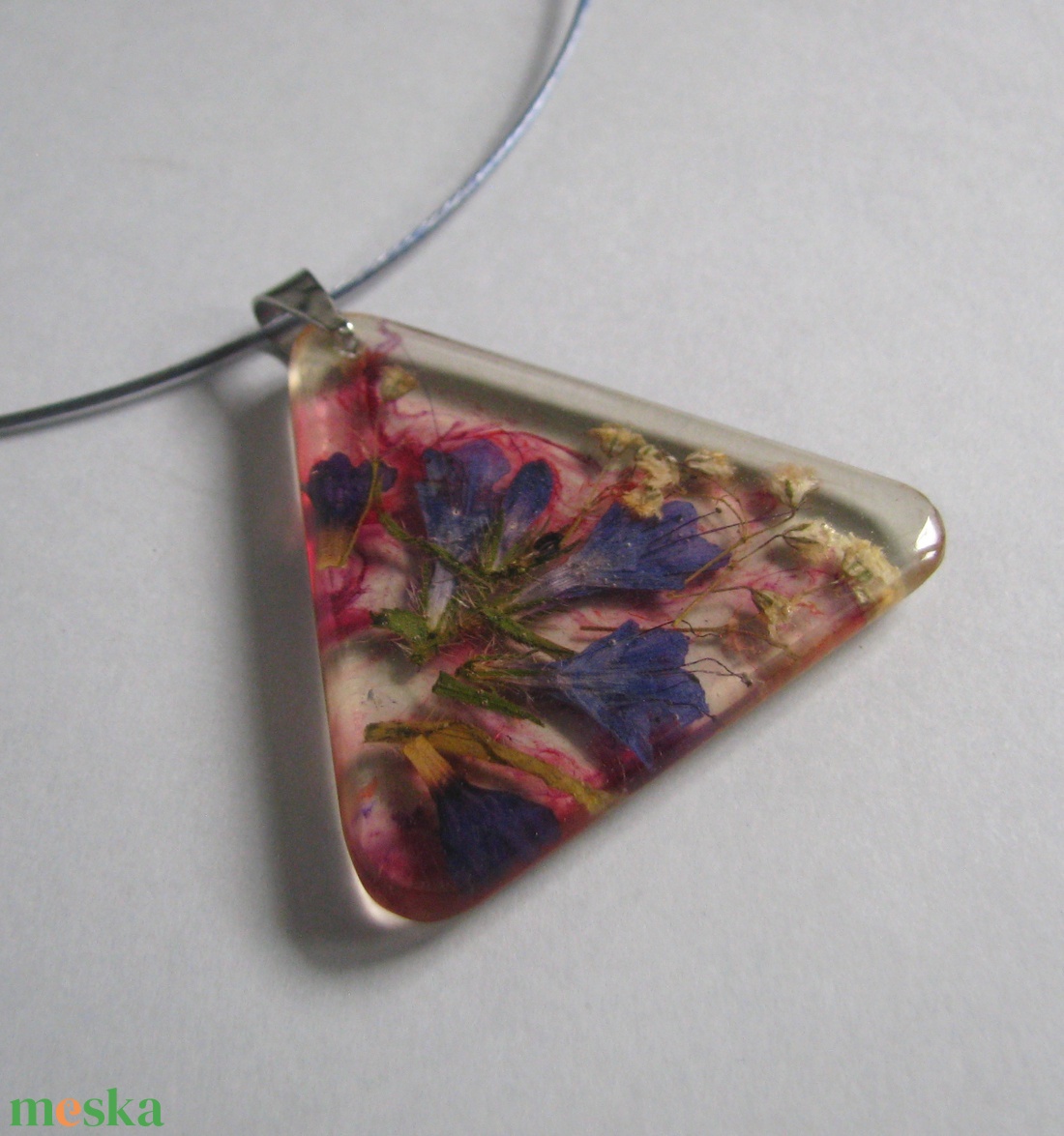 Fehér rezgő, levendulás virágos gyanta nyaklánc ékszer - ékszer - nyaklánc - medálos nyaklánc - Meska.hu