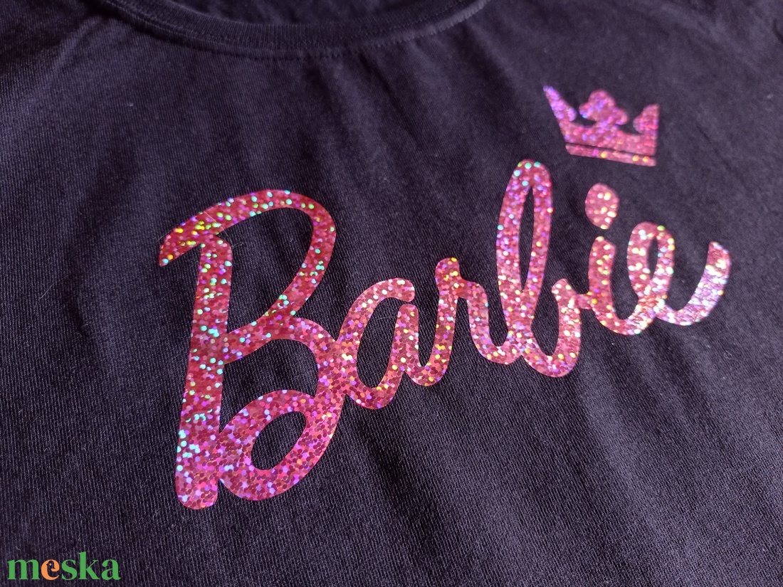 BARBIE - Csillogó feliratos kislány/női póló Fénylő, színjátszó rózsaszín minta - ruha & divat - páros szett - anya-lánya szett - Meska.hu BARBIE - Csillogó feliratos kislány/női póló Fénylő, színjátszó rózsaszín minta - ruha & divat - páros szett - anya-lánya szett - Meska.hu