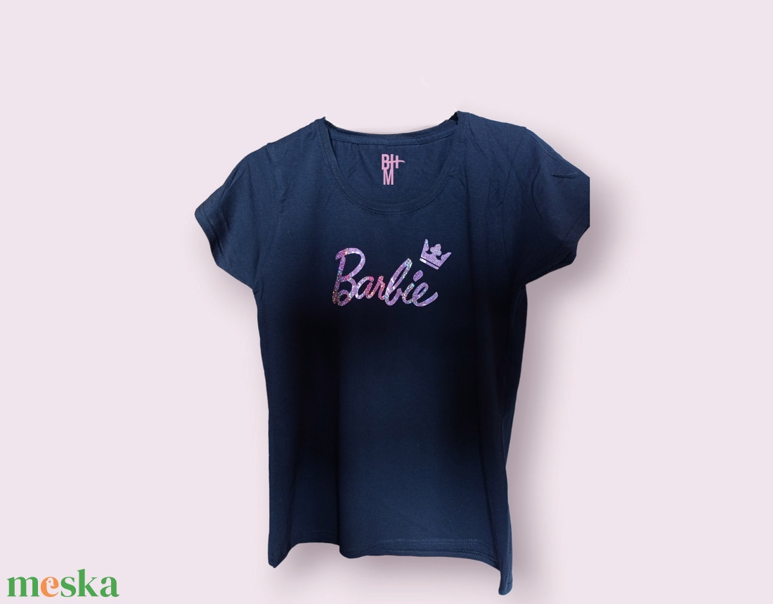 BARBIE - Csillogó feliratos kislány/női póló Fénylő, színjátszó rózsaszín minta - ruha & divat - páros szett - anya-lánya szett - Meska.hu BARBIE - Csillogó feliratos kislány/női póló Fénylő, színjátszó rózsaszín minta - ruha & divat - páros szett - anya-lánya szett - Meska.hu