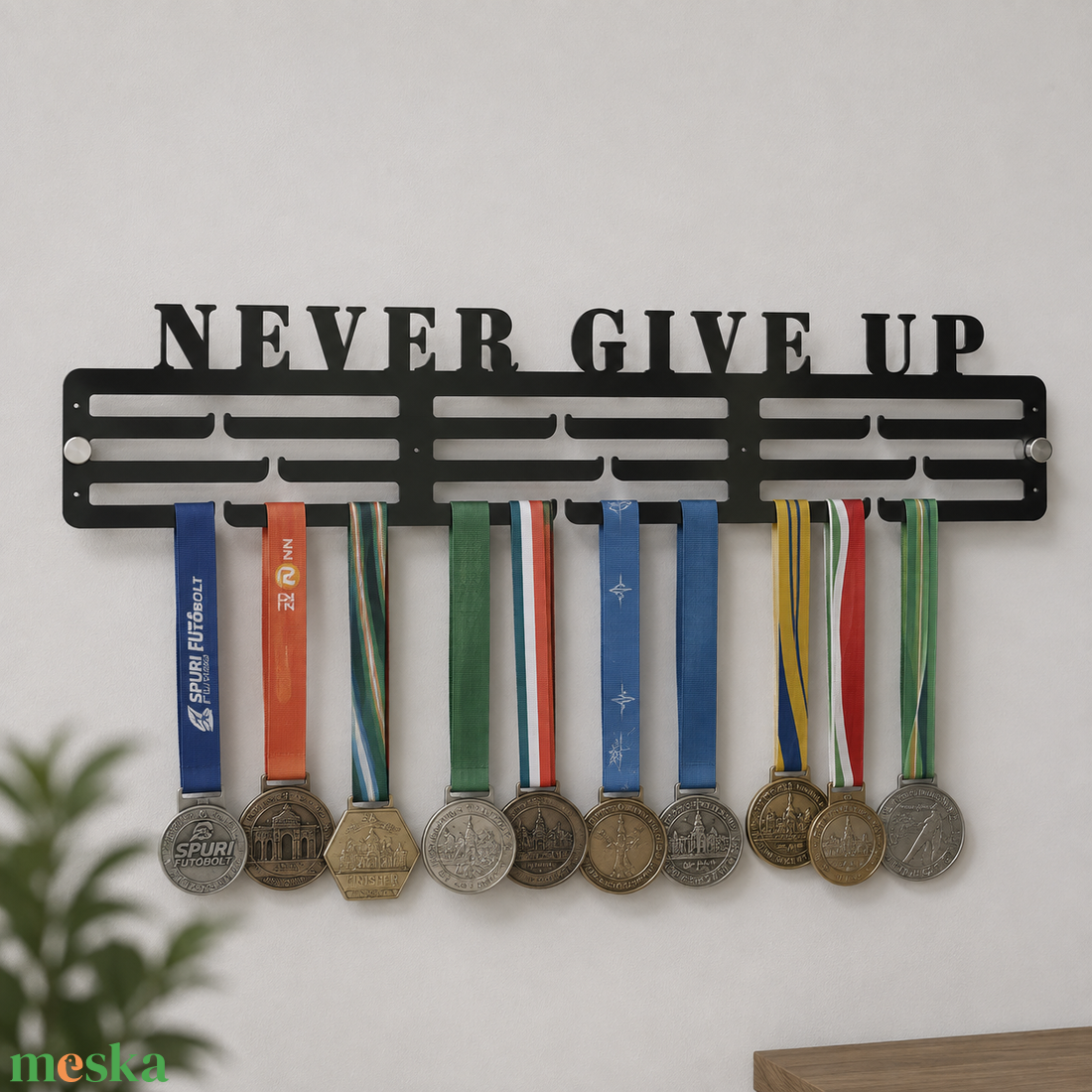 Motivációs éremtartó � Never Give Up � egyedi fém sportéremtartó - otthon & életmód - dekoráció - fali és függő dekoráció - éremtartó - Meska.hu