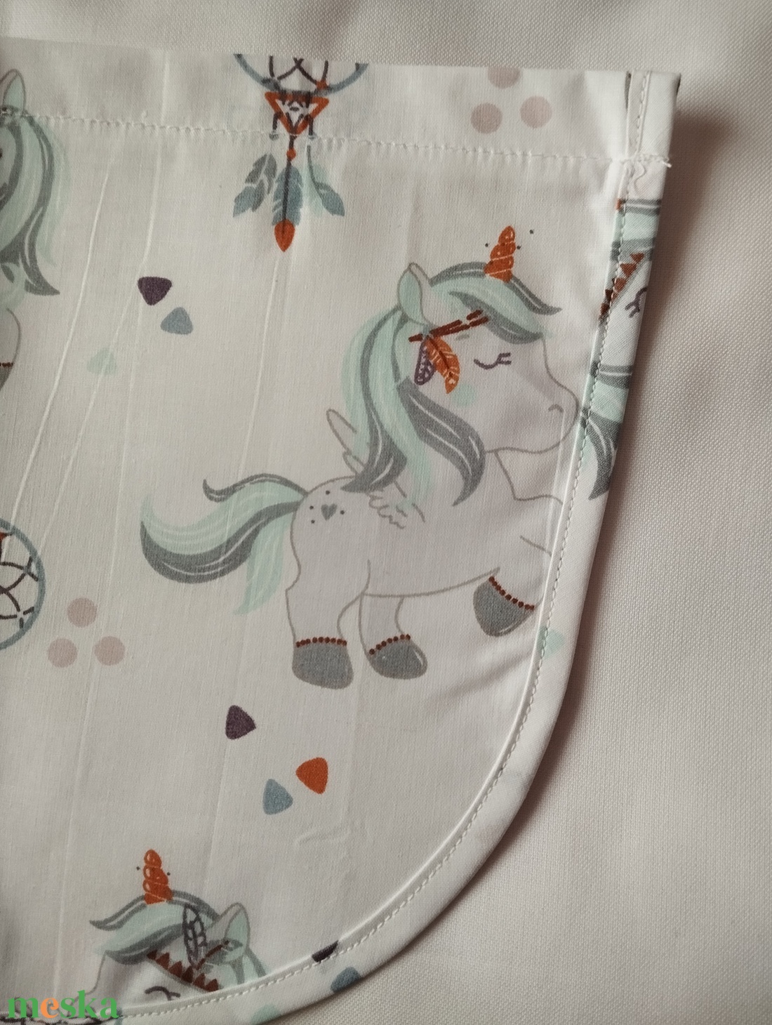 Női fehér lapköpeny, Unikornis  mintás zsebbel , ovis , munkaruha  - ruha & divat - női ruha - tunika - Meska.hu