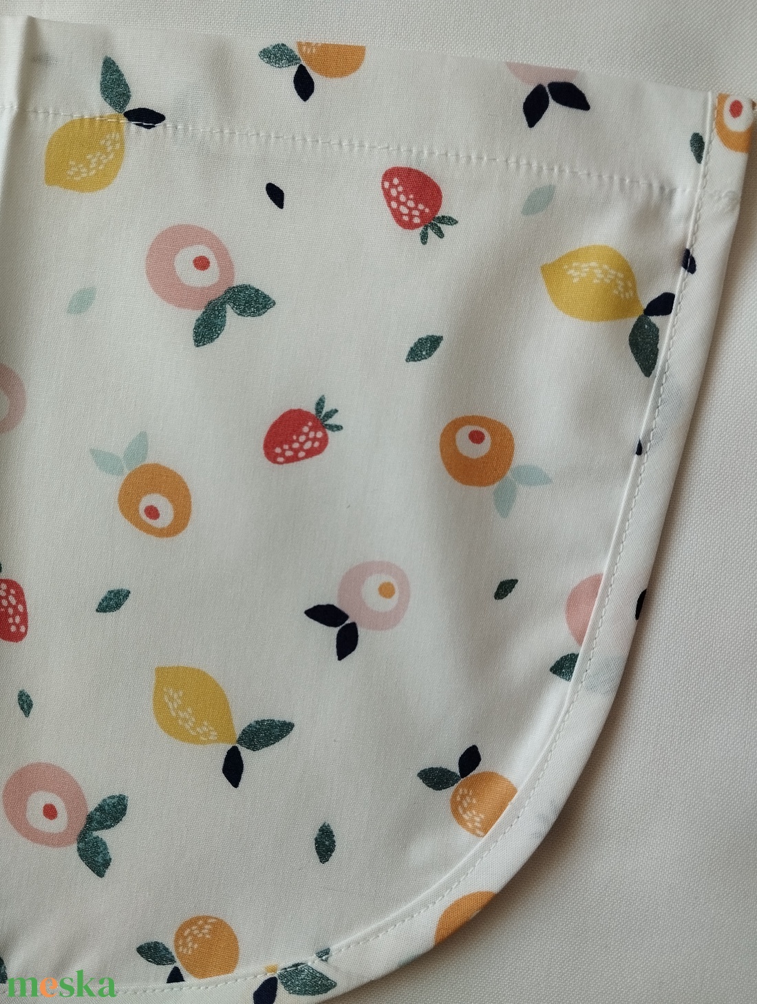 Női fehér lapköpeny, Gyümölcs �����mintás zsebbel , ovis , munkaruha  - ruha & divat - női ruha - tunika - Meska.hu