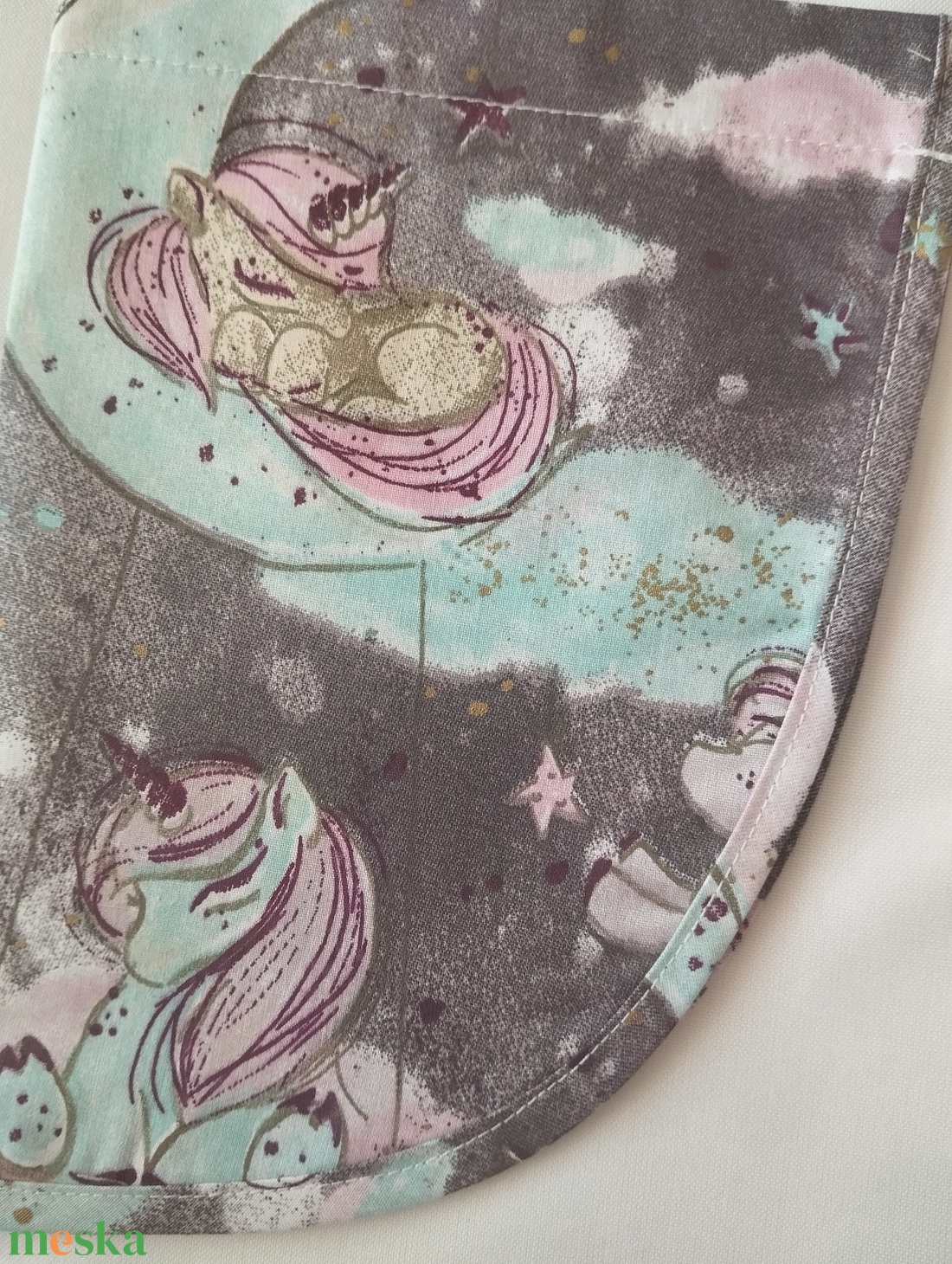 Női fehér lapköpeny, Unikornis  mintás zsebbel , ovis , munkaruha  - ruha & divat - női ruha - tunika - Meska.hu