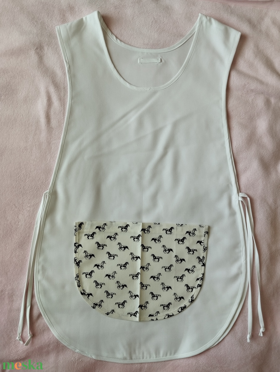 Női fehér lapköpeny, Ló ��  mintás zsebbel , ovis , munkaruha  - ruha & divat - női ruha - tunika - Meska.hu