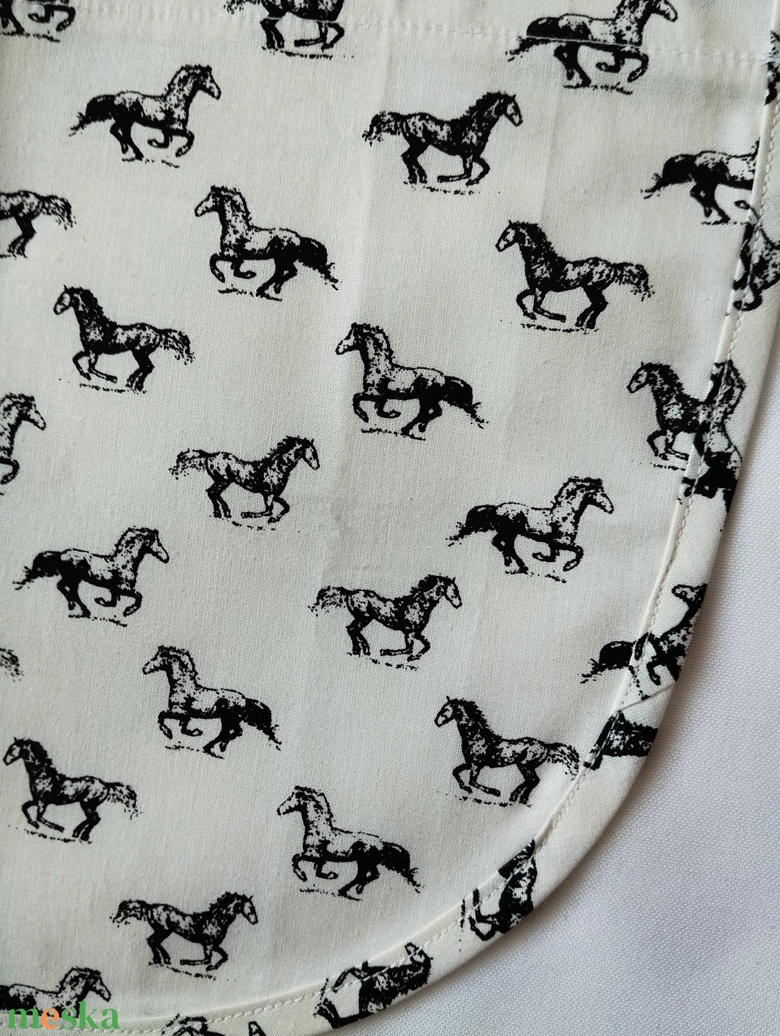 Női fehér lapköpeny, Ló ��  mintás zsebbel , ovis , munkaruha  - ruha & divat - női ruha - tunika - Meska.hu
