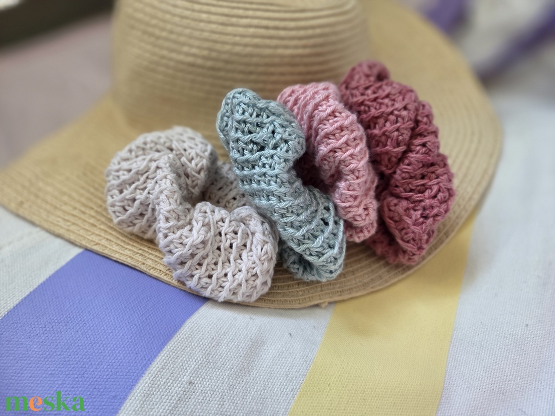 Horgolt scrunchie - horgolt hajgumi - ruha & divat - hajdísz & hajcsat - hajgumi - Meska.hu
