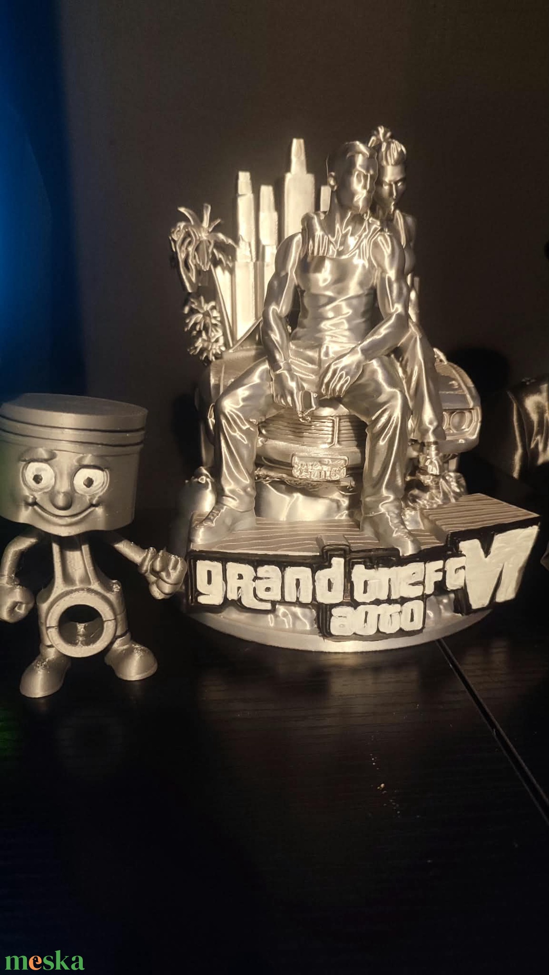 GTA VI gyűjtői figura � ikonikus autós jelenet, ezüst színű gamer dekoráció - otthon & életmód - dekoráció - dekoratív figurák és szobrok - Meska.hu