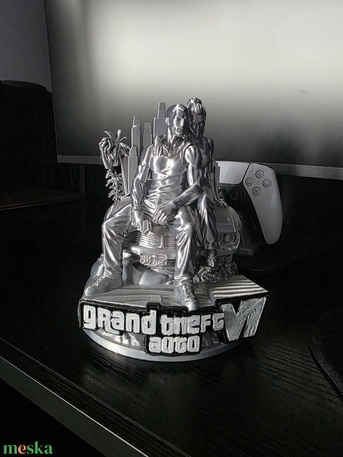 GTA VI gyűjtői figura � ikonikus autós jelenet, ezüst színű gamer dekoráció - otthon & életmód - dekoráció - dekoratív figurák és szobrok - Meska.hu