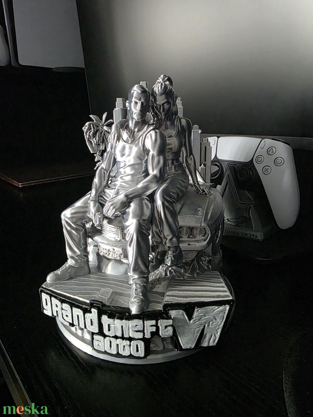 GTA VI gyűjtői figura � ikonikus autós jelenet, ezüst színű gamer dekoráció - otthon & életmód - dekoráció - dekoratív figurák és szobrok - Meska.hu