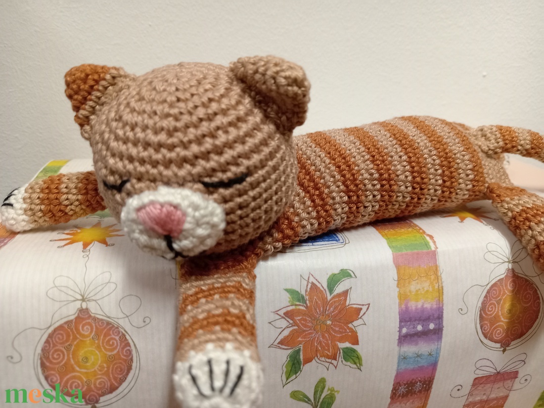 Kézzel horgolt csíkos cica - otthon & életmód - dekoráció - dísztárgy - Meska.hu