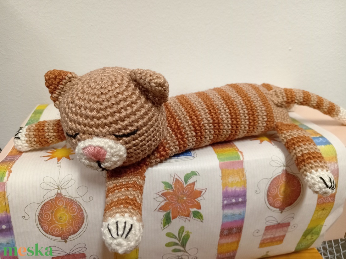 Kézzel horgolt csíkos cica - otthon & életmód - dekoráció - dísztárgy - Meska.hu