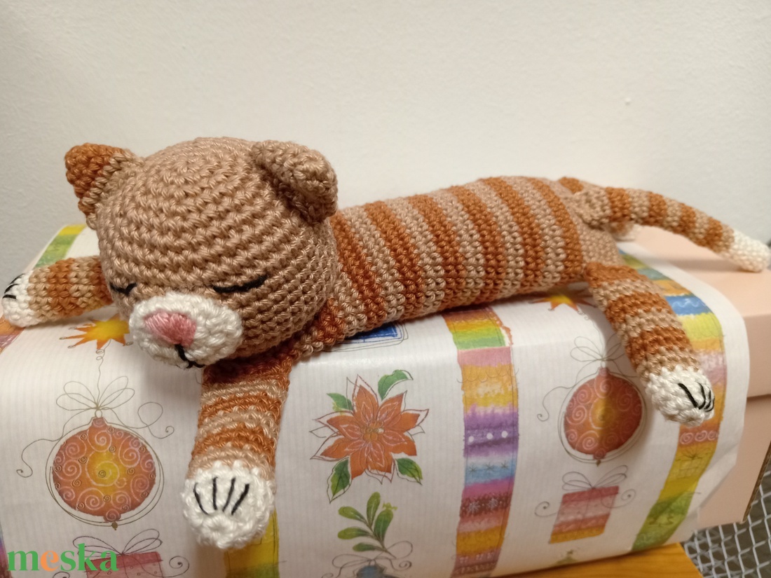 Kézzel horgolt csíkos cica - otthon & életmód - dekoráció - dísztárgy - Meska.hu