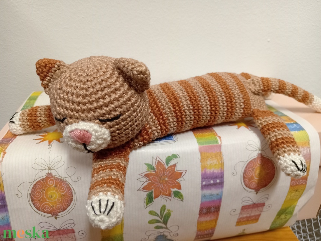 Kézzel horgolt csíkos cica - otthon & életmód - dekoráció - dísztárgy - Meska.hu