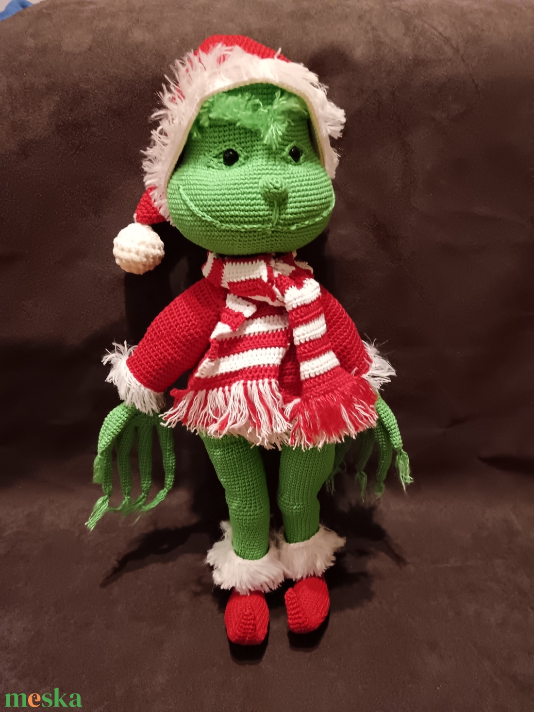 Horgolt Grinch Figura Levehető Ruhával és Kiegészítőkkel - karácsony - karácsonyi ajándékozás - karácsonyi ajándékcsomagolás - Meska.hu