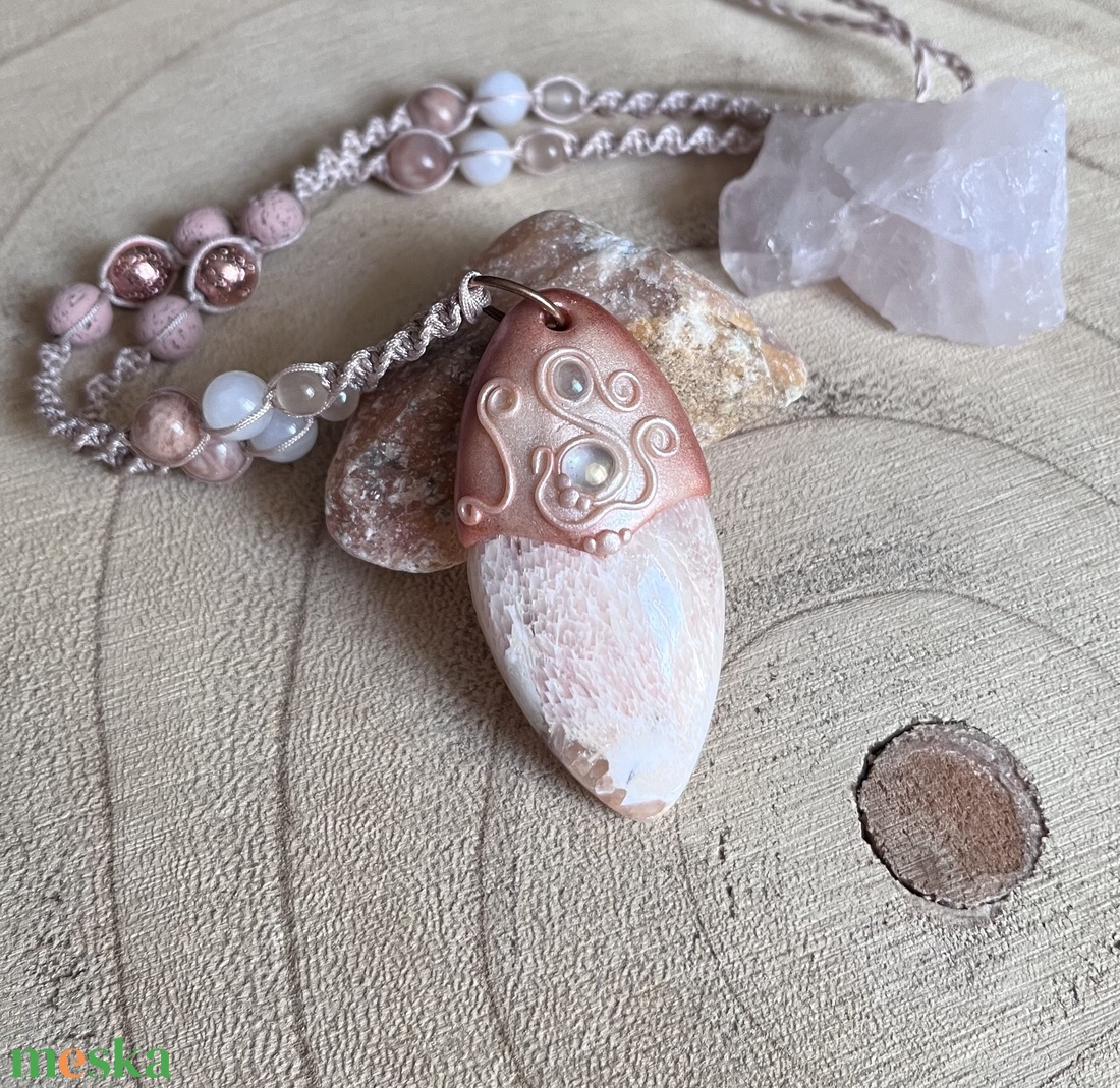 Skolecit nyaklánc aurakvarc  díszítéssel  - ékszer - nyaklánc - medálos nyaklánc - Meska.hu