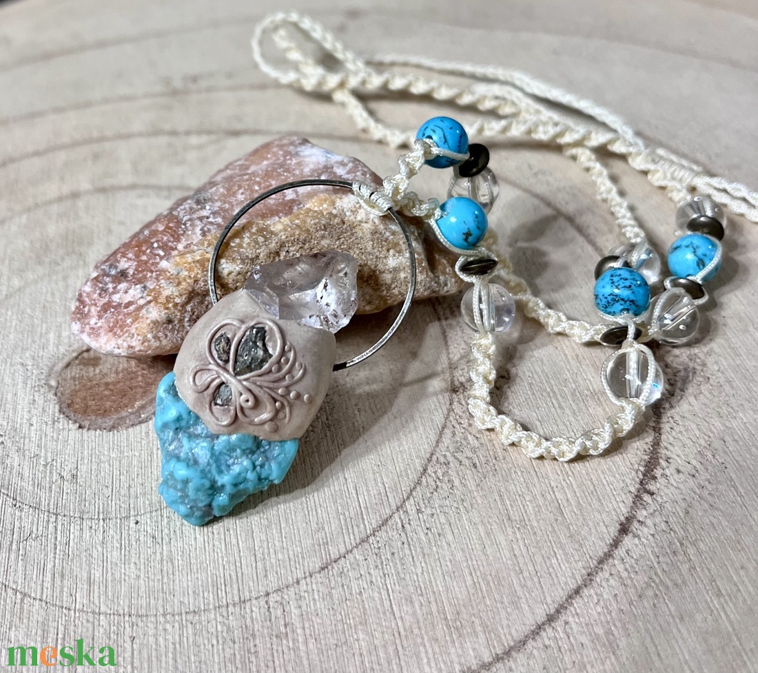 Türkiz- hegyikristály medál pirit darabokkal - ékszer - nyaklánc - medálos nyaklánc - Meska.hu