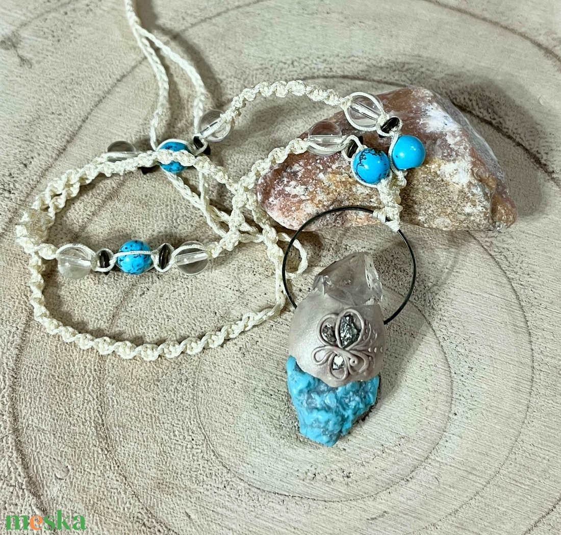 Türkiz- hegyikristály medál pirit darabokkal - ékszer - nyaklánc - medálos nyaklánc - Meska.hu