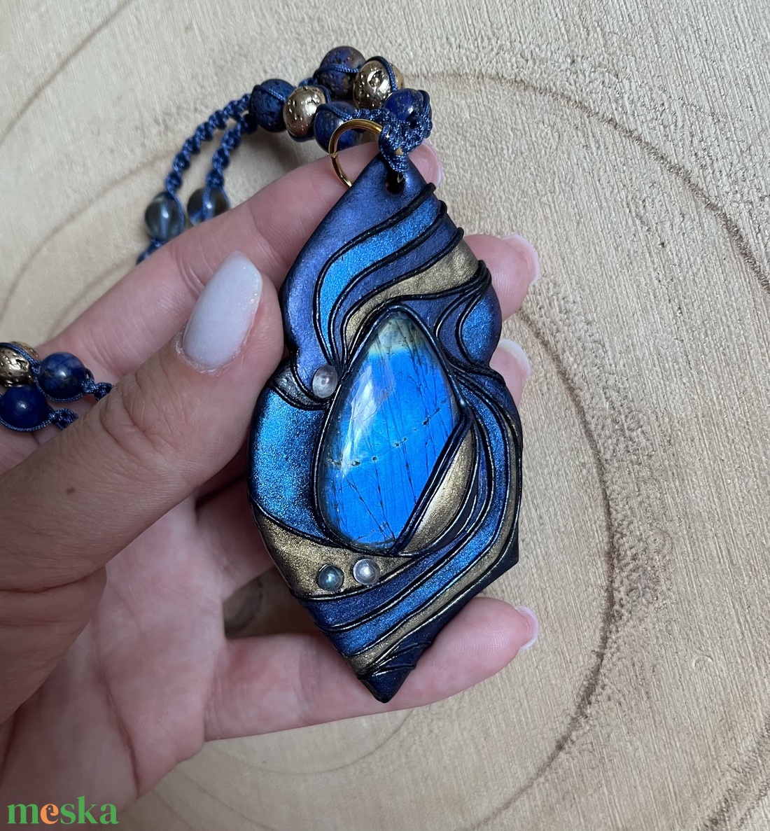 Labradorit nyakék aurakvarcokkal díszítve  - ékszer - nyaklánc - medálos nyaklánc - Meska.hu