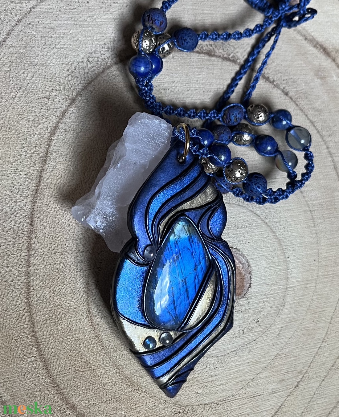 Labradorit nyakék aurakvarcokkal díszítve  - ékszer - nyaklánc - medálos nyaklánc - Meska.hu