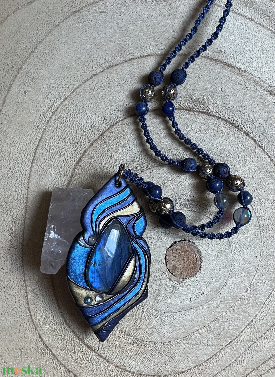 Labradorit nyakék aurakvarcokkal díszítve  - ékszer - nyaklánc - medálos nyaklánc - Meska.hu