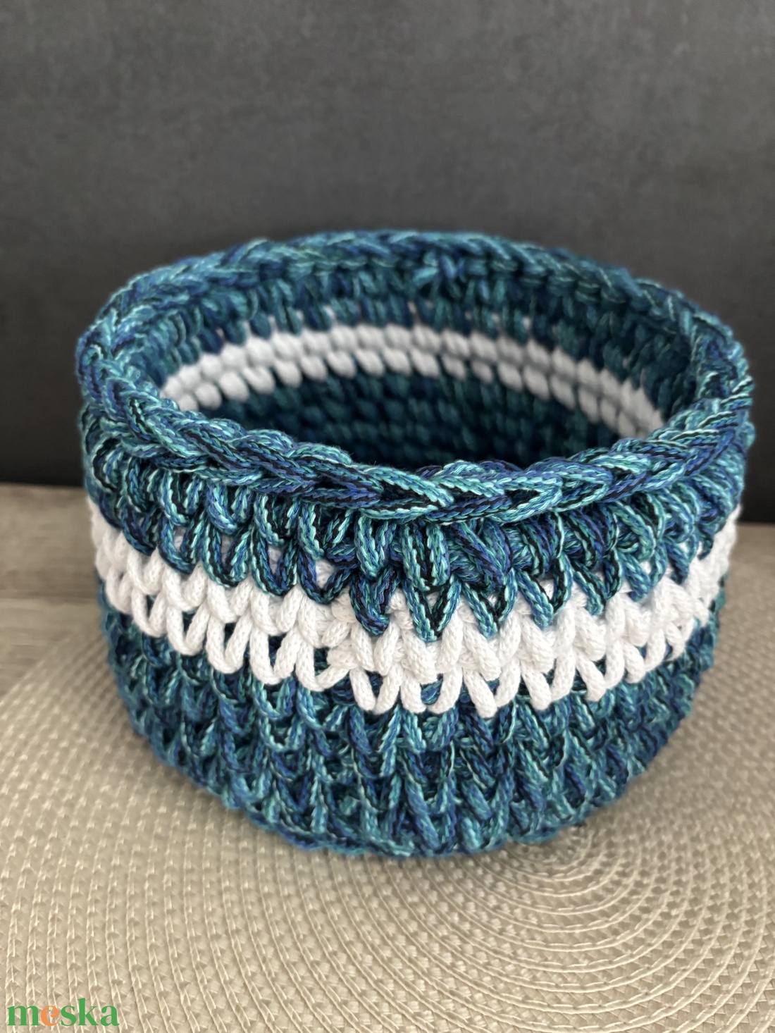 Horgolt kétszínű tároló - diy (csináld magad) - szabásminta, útmutató - horgolási minta - Meska.hu Horgolt kétszínű tároló - diy (csináld magad) - szabásminta, útmutató - horgolási minta - Meska.hu