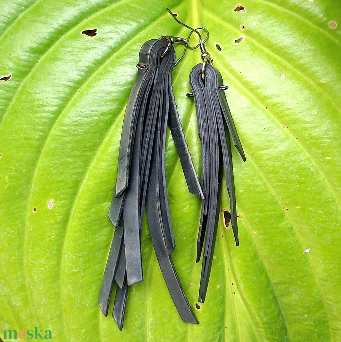 Aszimmetrikus, fekete, rövid szalagos fülbevaló - bicikli belsőből - ékszer - fülbevaló - rojtos fülbevaló - Meska.hu