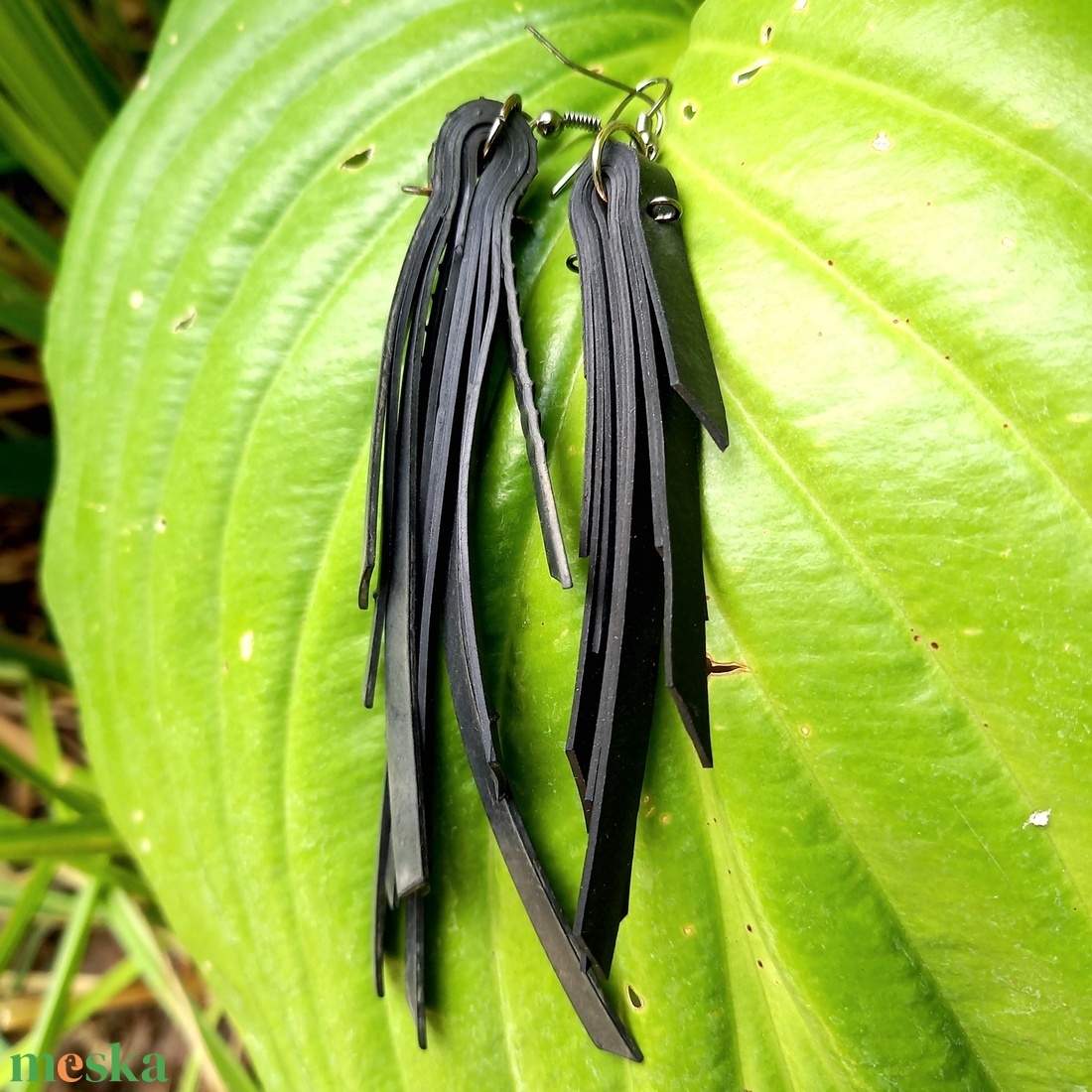 Aszimmetrikus, fekete, rövid szalagos fülbevaló - bicikli belsőből - ékszer - fülbevaló - rojtos fülbevaló - Meska.hu