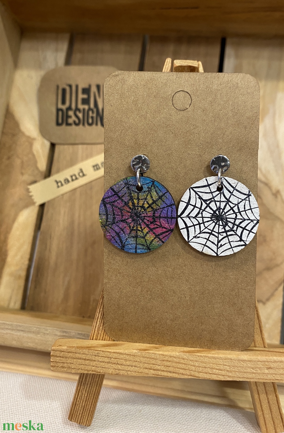 Adams - kézzekicsi kerek fa fülbevaló - ékszer - fülbevaló - lógós kerek fülbevaló - Meska.hu