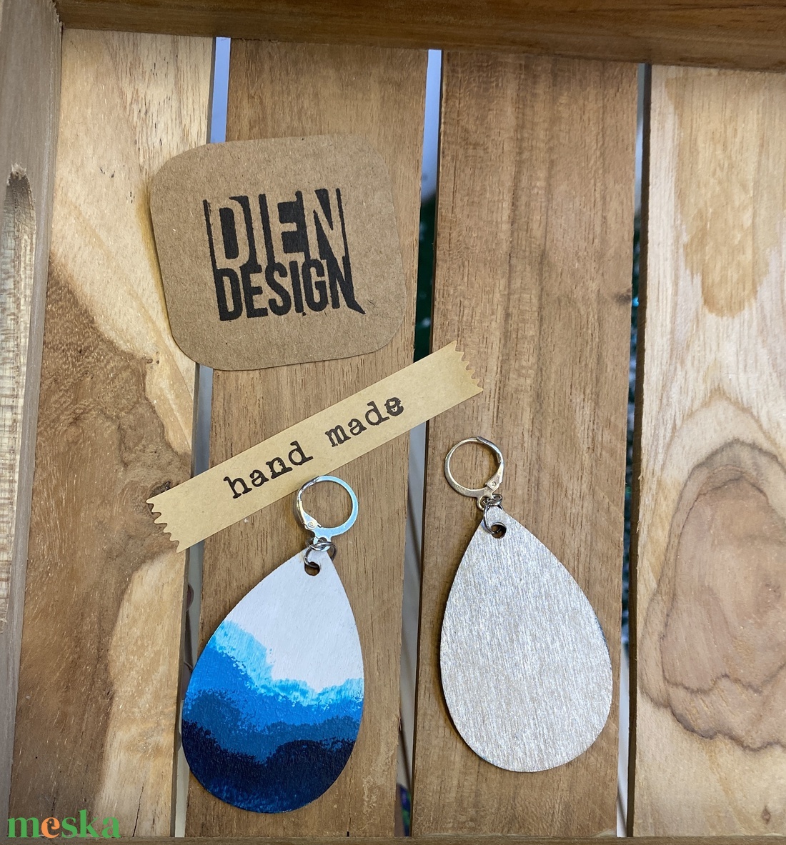 Alpok - kézzel festett  kék fa fülbevaló, csepp alakú, nagy - ékszer - fülbevaló - lógó csepp fülbevaló - Meska.hu