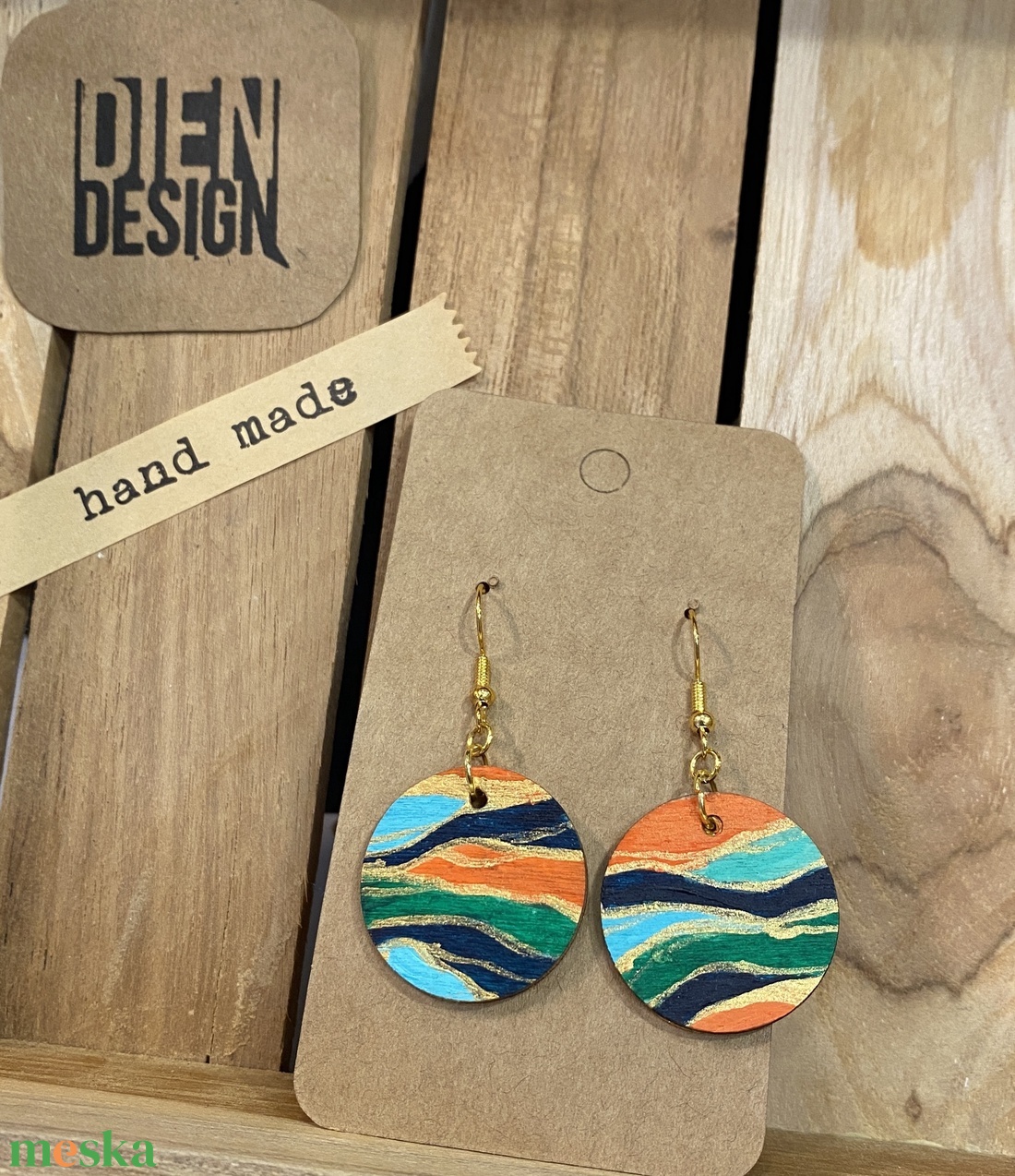 Badacsony - lézzel festett absztrakt színes fa fülbevaló, kerek, kicsi - ékszer - fülbevaló - lógós kerek fülbevaló - Meska.hu