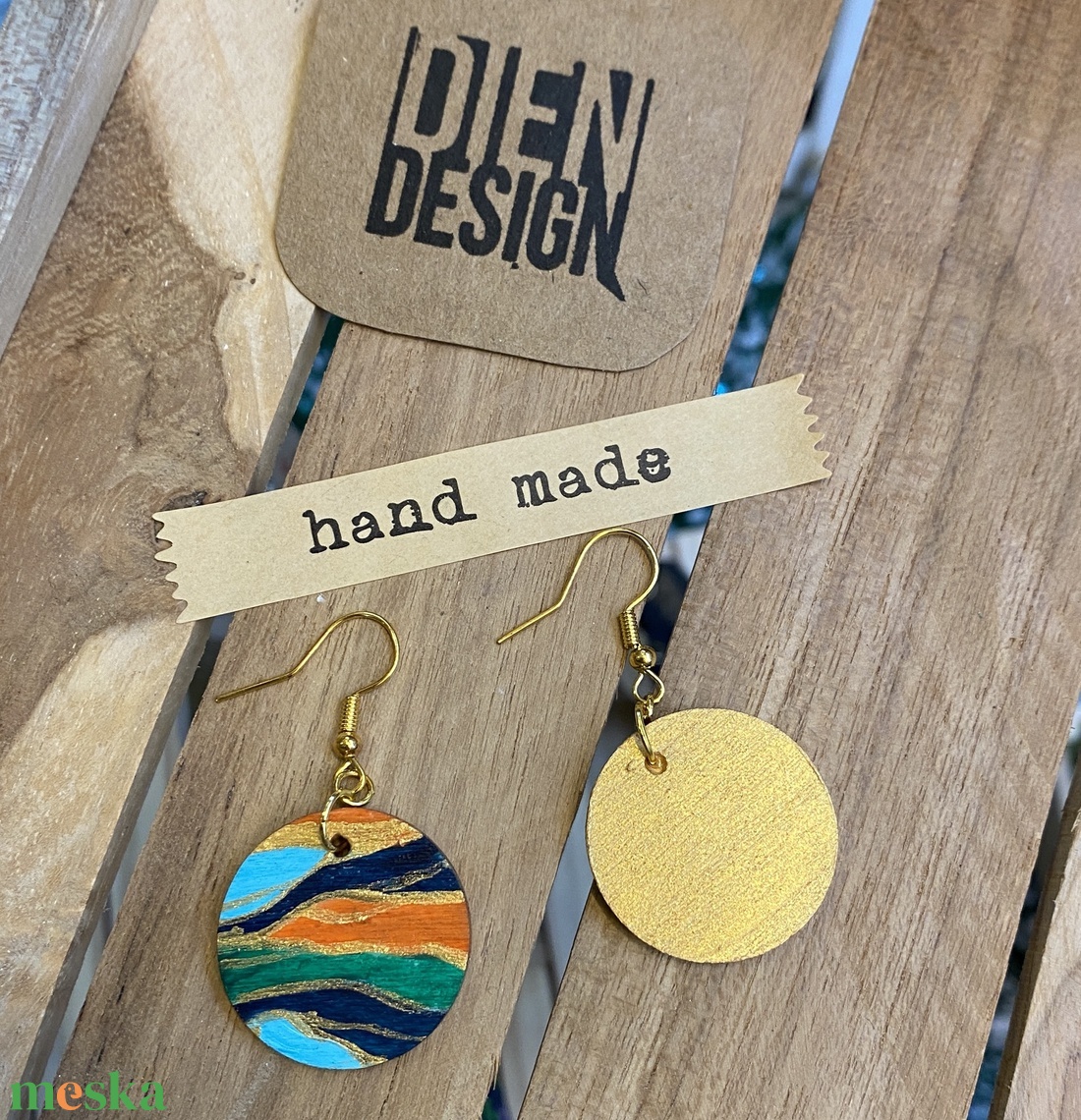 Badacsony - lézzel festett absztrakt színes fa fülbevaló, kerek, kicsi - ékszer - fülbevaló - lógós kerek fülbevaló - Meska.hu