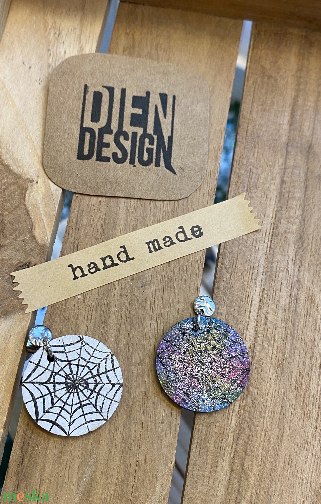 Adams - kézzekicsi kerek fa fülbevaló - ékszer - fülbevaló - lógós kerek fülbevaló - Meska.hu