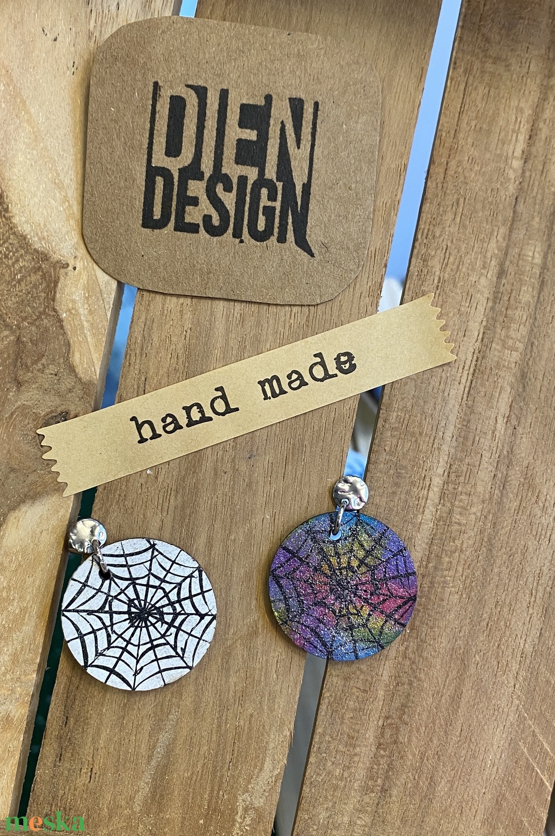 Adams - kézzekicsi kerek fa fülbevaló - ékszer - fülbevaló - lógós kerek fülbevaló - Meska.hu