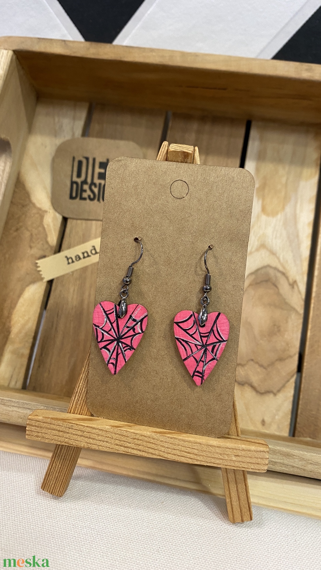 Punk love - kézzel festett pink, pókhálós fa fülbevaló,  szív alak - ékszer - fülbevaló - lógó fülbevaló - Meska.hu