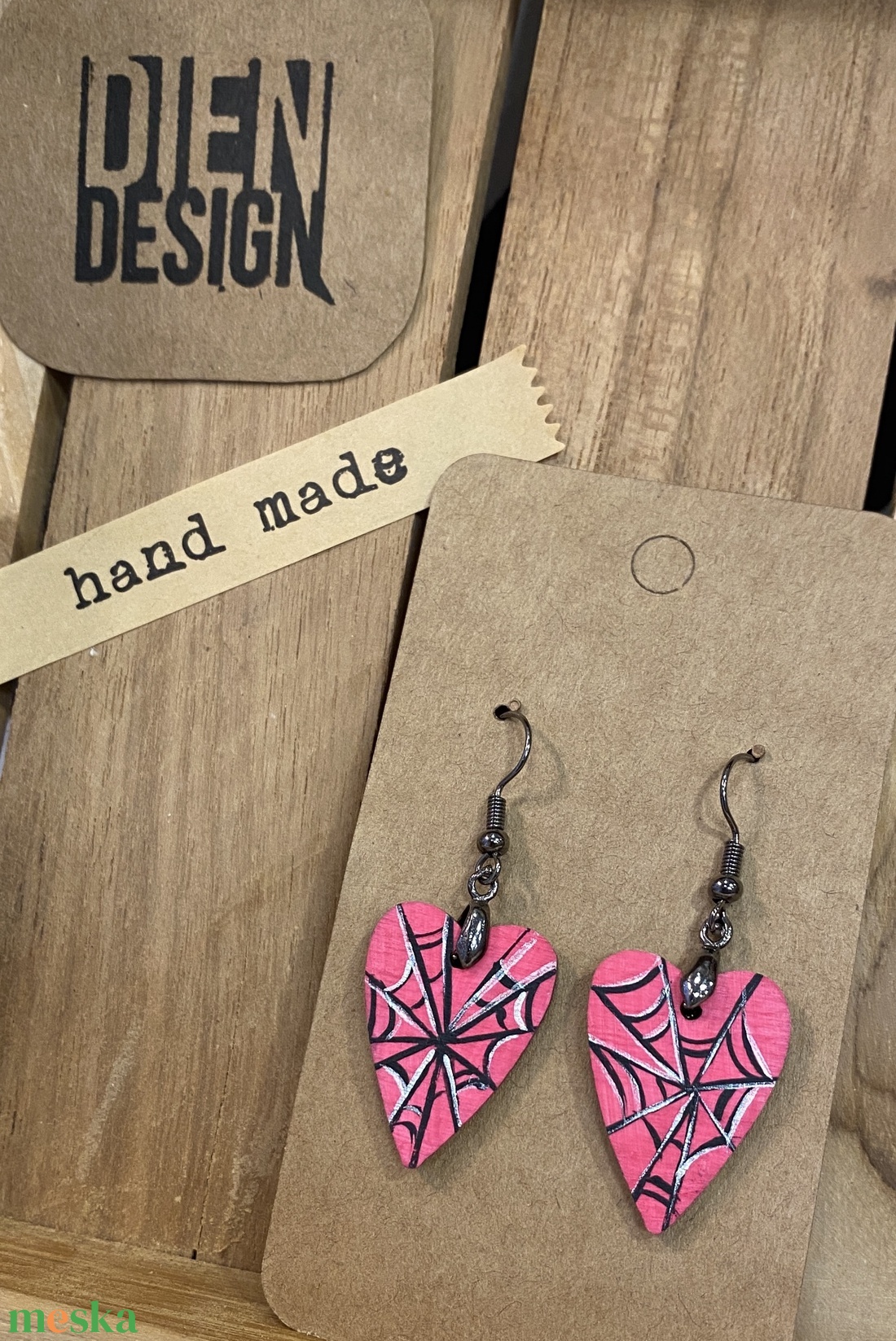 Punk love - kézzel festett pink, pókhálós fa fülbevaló,  szív alak - ékszer - fülbevaló - lógó fülbevaló - Meska.hu