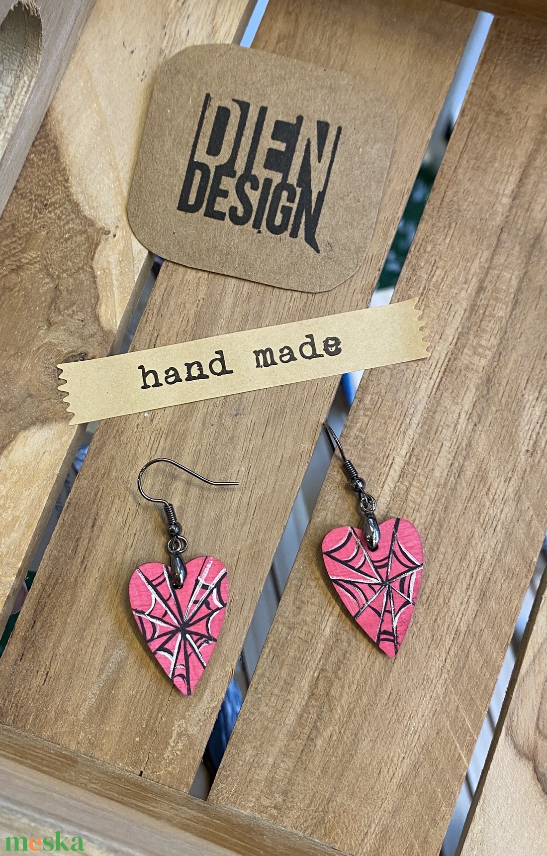 Punk love - kézzel festett pink, pókhálós fa fülbevaló,  szív alak - ékszer - fülbevaló - lógó fülbevaló - Meska.hu