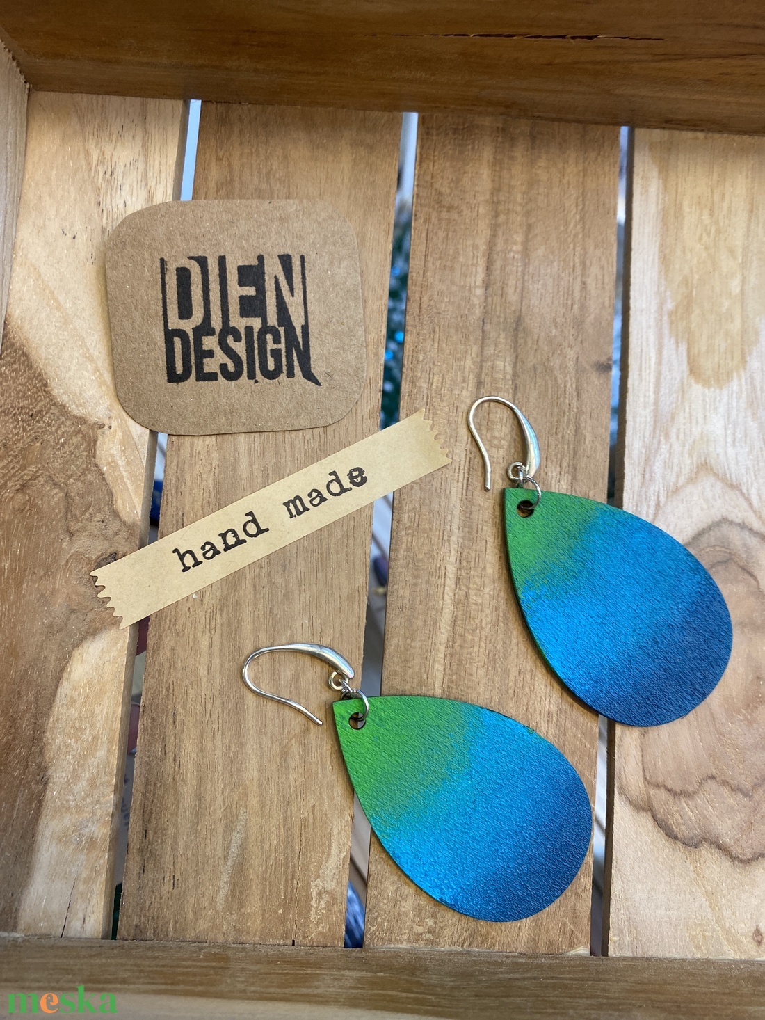 Szaturáció  - színátmenetes, zöld és kék,  festett fa fülbevaló, csepp alakú, nagy - ékszer - fülbevaló - lógó csepp fülbevaló - Meska.hu