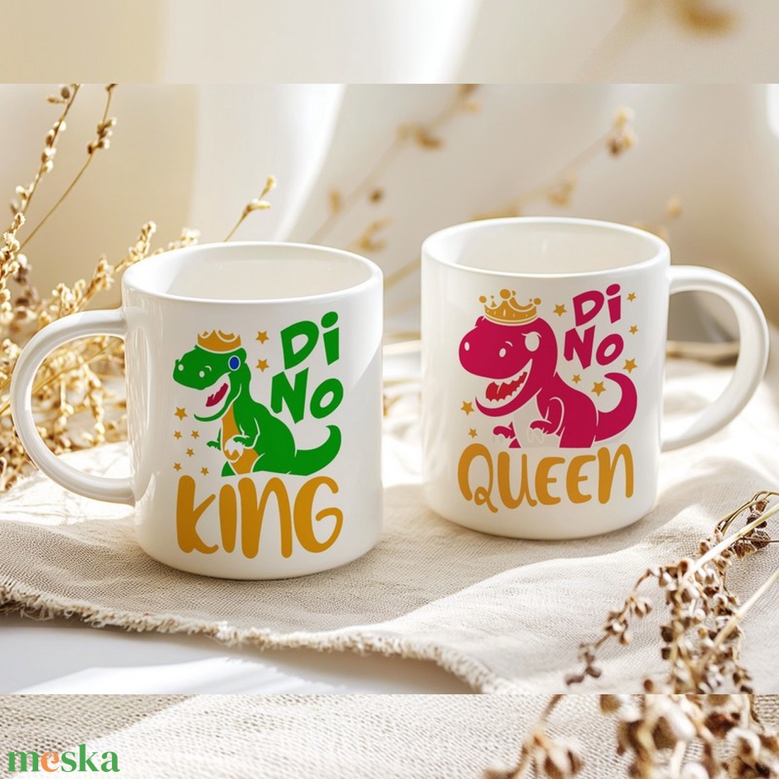 Dínós King - Queen feliratos bögreszett, 2 db bögre, páros ajándék, vicces nászajándék, évfordulós meglepetés. - otthon & életmód - konyhafelszerelés, tálalás - tálalás - bögre & csésze - Meska.hu Dínós King - Queen feliratos bögreszett, 2 db bögre, páros ajándék, vicces nászajándék, évfordulós meglepetés. - otthon & életmód - konyhafelszerelés, tálalás - tálalás - bögre & csésze - Meska.hu