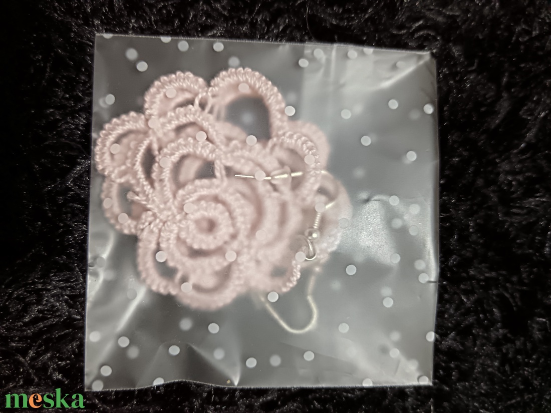 Halvány rózsaszín hajócsipke rózsafülbevaló  - ékszer - fülbevaló - lógó fülbevaló - Meska.hu