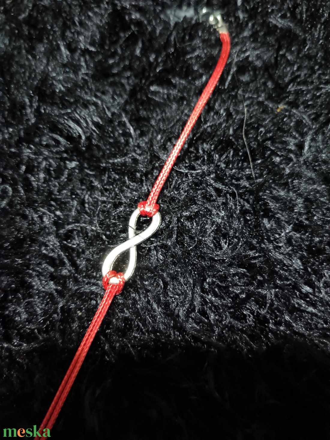 Végtelen szimbólumú piros karkötő  - ékszer - karkötő - karkötő medállal - Meska.hu