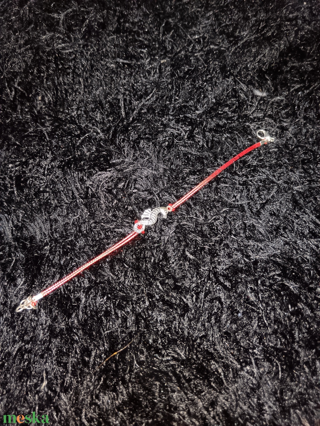 Csikóhalas piros karkötő  - ékszer - karkötő - karkötő medállal - Meska.hu